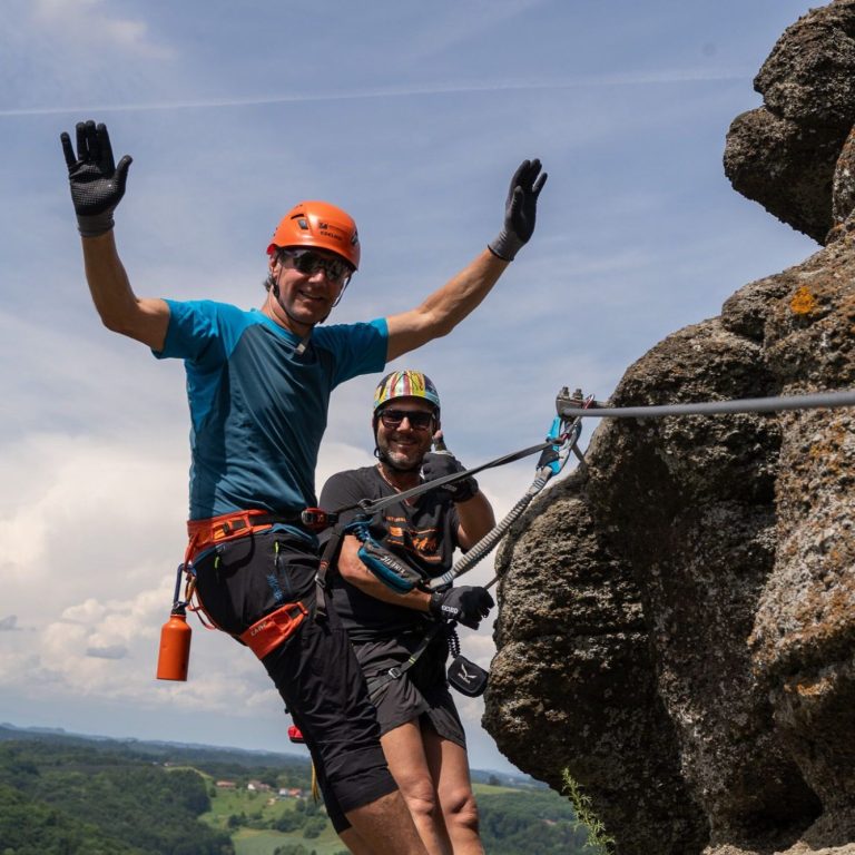 Familien klettern Menschen in einem Kletterbereich, Kinder und Erwachsene beim Klettern und Spielen.