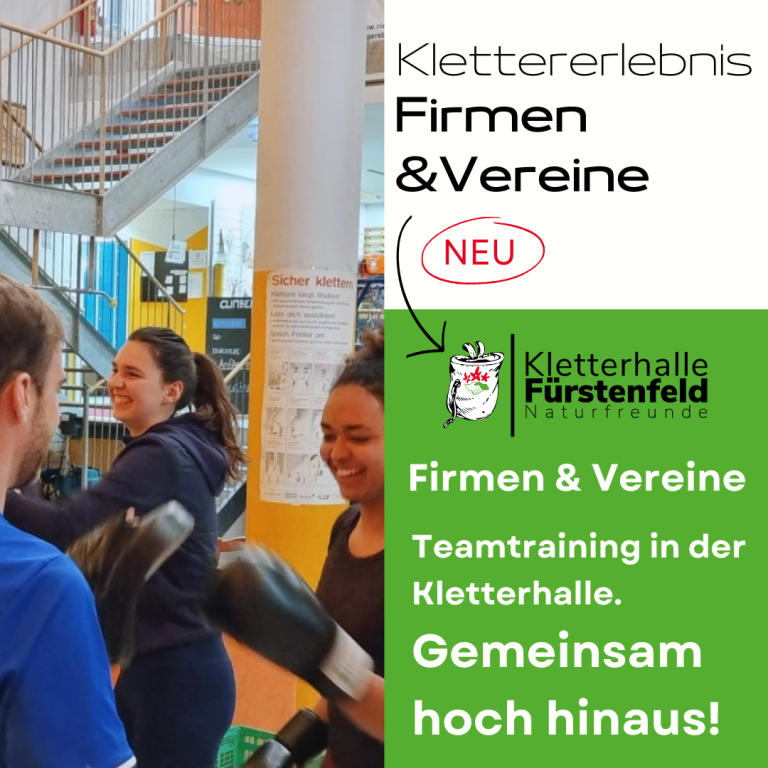 Kletterer bei Teamtraining in der Kletterhalle, fröhliche Atmosphäre.