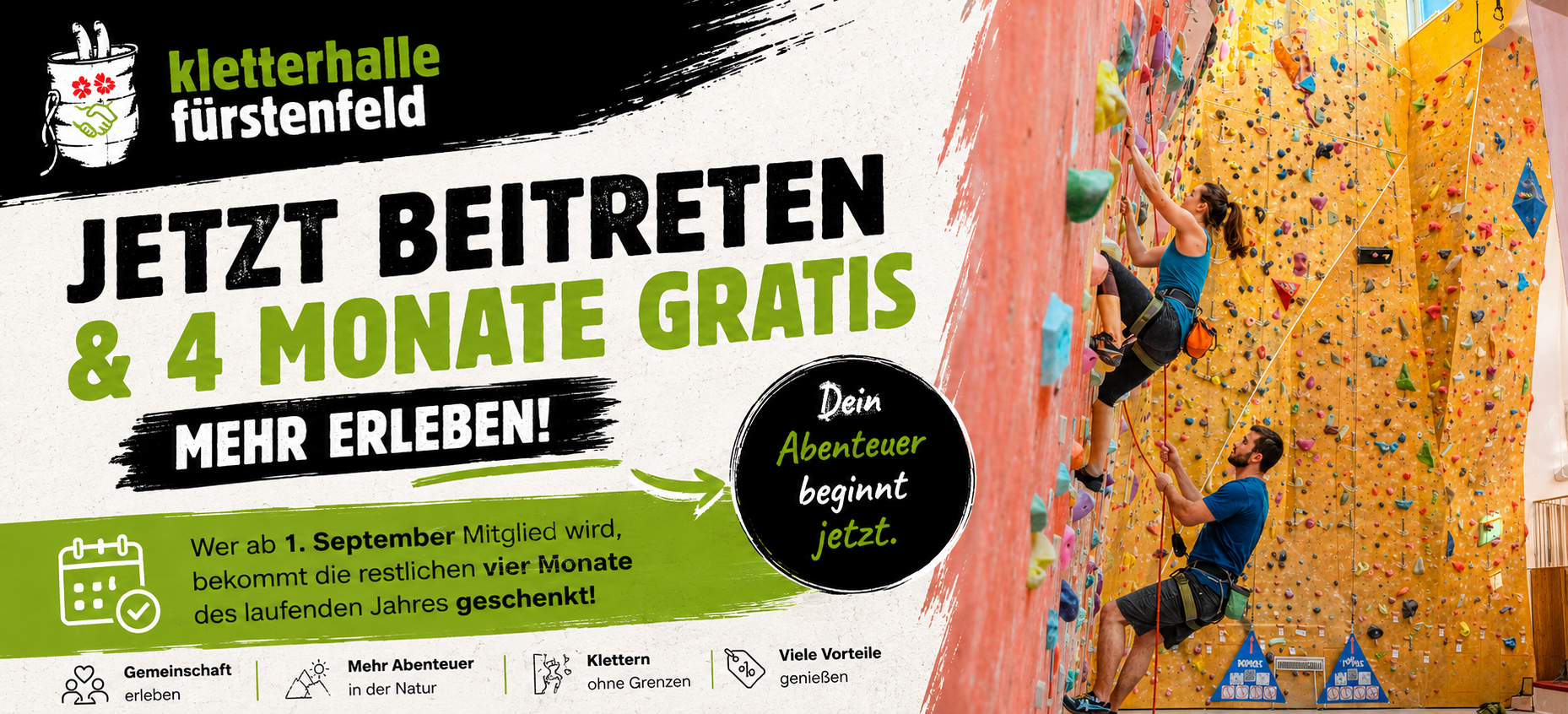 Nachwuchs Kletterer der Kletterhalle Fürstenfeld Gruppe von Kindern und Erwachsenen in Kletterausrüstung, lächelnd vor einer Kletterwand.