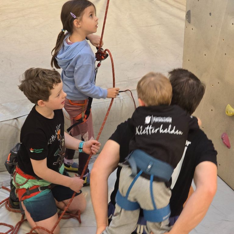 After Work Einsteiger Kletterer beim Wettkampf in einer Kletterhalle mit Felsenwand.